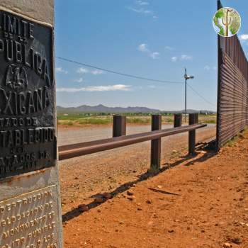 Border monument and border wall construction
